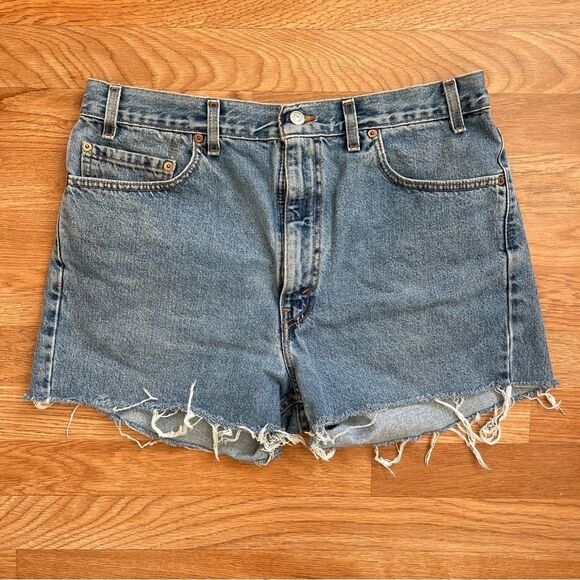 VINTAGE LEVI’S 505 Cut Off Medium Wash High Waisted Shorts Sz 36 Made in USA - Picture 5 of 7
